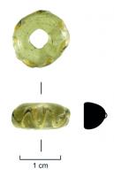 PRL-3591 - Perle annulaire gracile : décor de zigzag - type Ven. 711verreTPQ : -475 - TAQ : -30Perle annulaire gracile (D. perforation > D. section) en verre transparent vert clair à jaune clair ; décor de zigzag en verre jaune opaque.