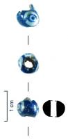 PRL-3602 - Perle cylindrique : décor d'yeuxverrePerle cylindrique de proportions égales en verre coloré bleu cobalt à foncé ; décor de trois yeux en verre blanc, bleu, blanc et bleu opaque (de l'extérieur vers l'intérieur).
