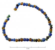 PRL-4050 - Perle ovoïde à cylindrique bleueverreTPQ : 1 - TAQ : 400Perle de petite de dimension ovoïde à cylindrique, trapue, bords adoucis au feu; teinte bleue.