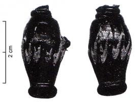 PRL-5011 - Perle amphoristiqueverreTPQ : 500 - TAQ : 700Perle de verre en forme d'amphore à base noire et décor de filets blanc rapportés, bleu nuit ou autre.
