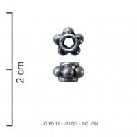 PRL-9002 - PerleargentPetite perle constituée de deux anneaux parallèles, sur lesquels sont soudés de gros globules d'argent.