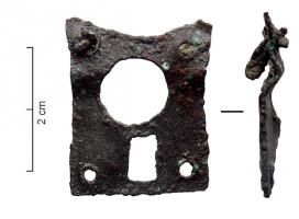 PSE-4026 - Plaque de serrurebronzeFoncet quadrangulaire à un côté concave, avec une ouverture circulaire disjoint de l'ouverture rectangulaire et percé de quatre trous d'assujettissement. 