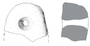 PSN-2002 - Peson modeléterre cuitePeson de forme oblongue, sans angles vifs, légèrement élargi à la base et percé d'un orifice transversal dans la partie supérieure.