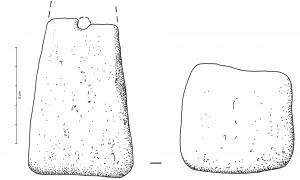 PSN-4012 - Peson pyramidalterre cuiteTPQ : -30 - TAQ : 300Peson pyramidal modelé en argile à corps allongé, section carrée et sommet carré tronqué ; perforation transversale près du sommet.