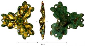RRL-7001 - Renfort de reliure: ombilic bronze doréOmbilic de plat de livre en bronze doré ; trois branches ou rameaux aux axes cruciformes, autour d'un motif représentant une fleur ; incrustations de verre bleu ; six trous de fixation sur le pourtour de l'objet.