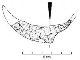 RSR-2027 - Rasoir en croissantferRasoir à un seul tranchant, en forme de croissant assymétrique. Un côté est prolongée par une soie placée dans l'alignement du dos.