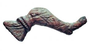 RSR-4001 - Rasoirbronze, ferTPQ : 150 - TAQ : 300Manche en bronze, coulé sur sa lame en fer, en forme de dauphin plus ou moins stylisés, au corps ondulant; la queue placée perpendiculairement au plan de l'objet est en forme de gouvernail.