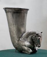 RYT-3001 - RhytonargentRhyton (vase en forme de corne à boire) à long col tronconique évasé vers le haut, finement cannelé; la base prend la forme d'un protome de cheval, aux antérieurs repliés.