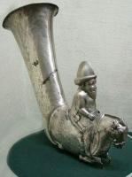 RYT-3002 - RhytonargentRhyton (vase en forme de corne à boire) à long col tronconique évasé vers le haut, la base prend la forme d'un cavalier casqué, sur son cheval harnaché.