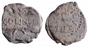 SCL-9009 - Plomb de fabrique : Nîmes, …ieu & FilsplombPlomb circulaire estampé sur un ruban. Sur une face, le crocodile attaché à un palmier, legende COL / NEM (dessous : NISMES ?); autre face,  inscription en cercle dans un grènetis : …VIEV & FILS