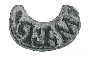 SIG-4020 - Signaculum en forme de lunulebronzeTPQ : 1 - TAQ : 300Cachet en forme de lunule, portant des tria nomina, parfois en  simples initiales ; robuste anneau au revers.