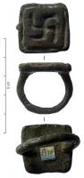SIG-4034 - Signaculum carrébronzeTPQ : 1 - TAQ : 250Signaculum coulé, de forme carrée, creusée pour dégager un motif en creux.