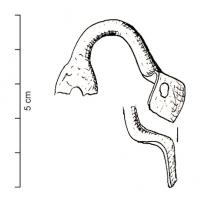 SIT-4049 - SitulebronzeTPQ : 1 - TAQ : 100Situle dont l'attache d'anse articulée est constituée d'une simple boucle filiforme, aux extrémités écrasées, percées et rivetées sous le bord du vase.