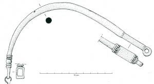SPD-4010 - Suspension de pendant de harnaisbronzeRobuste tige coulée, de section ronde épaisse, arquée : une extrémité sert à la supesnion d'un pendant de harnais, l'autre comporte une partie épaissie et mouriée, de section rectangulaire et terminée par un anneau, sans doute un dispositif de fixation.