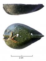 SPV-4021 - Support de vase en forme de vulvebronzeApplique ovale coulée, en forme de vulve, ou d'écu allongé, avec une côte médiane en relief; applique dépourvue de système de fixation, destinée à un support métallique (brasure). 