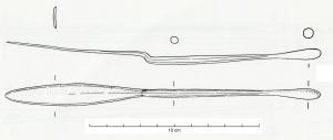 SSP-4024 - Spatule-sonde type Riha BbronzeTPQ : 25 - TAQ : 300Instrument double constitué d'une tige lisse plus ou moins renflée dans sa partie médiane, pourvue d'une grande spatule ovale-pointue et à l'autre extrémité d'un épaississement en forme d'olive. La grande spatule et l'absence d'écusson de jonction sont les caractéristiques principales du type.