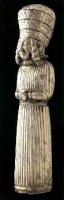 STE-2002 - Statuette : prêtreargentStatuette d'un personnage en longue robe droite, large ceinture, et coiffé d'un haut bonnet cylindrique à trois registres; les deux mains sont jointes au niveau du nombril, à la manière assyrienne.