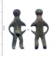 STE-2009 - Statuette : hommebronzeFigurine schématique, représentant un homme à la tête globulaire, les mains posées sur les hanches, jambes écartées. Le corps est réduit à une plaque sans relief, à l'exception du pénis, et seuls les pieds sont traités en léger relief.