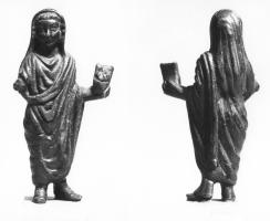 STE-4013 - Prêtre, GeniusbronzeTPQ : 1 - TAQ : 300Prêtre officiant, caractérisé par sa toge dont un bord vient recouvrir la tête ; la main droite effectue une offrande.