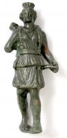 STE-4016 - Statuette : Artemis -  Diane au reposbronzeLa déesse est représentée sous la forme d'une jeune femme, les cheveux relevés en chignon et vêtue d'une tunique courte sans manche serrée à la taille. Les pieds peuvent être reliés par une plaquette coulée avec la statuette. La déesse est légèrement portée vers l'avant, en appui sur la jambe gauche. La main gauche - plus ou moins avancée - tient un arc (parfois disparu).