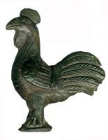 STE-4025 - Statuette zoomorphe : coqbronzeTPQ : 1 - TAQ : 400Figurine représentant  un coq en ronde-bosse, dans un style réaliste ; les détails des plumes sont indiqués par des incisions. Les pattes peuvent être séparées ou regroupées sur une plaque facilitant la brasure.