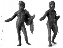 STE-4030 - Statuette : Zeus - Jupiter à la chlamyde longuebronzeTPQ : 1 - TAQ : 100Le dieu, sous la forme d'un homme d'âge mûr, se tient debout. Le déhanchement du corps est plus ou moins marqué ; la tête est tournée à droite. Une chlamyde, posée sur l'épaule gauche, descend derrière celle-ci puis repasse à l'avant du bras en décrivant une courbe et retombe derrière lui. Le bras droit, plus ou moins collé au corps, tient un foudre ou une patère. Le bras gauche, replié, tient le sceptre.