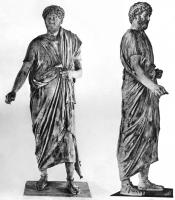 STE-4041 - Statue : prêtrebronzeStatue en bronze figurant un prêtre, reconnaissable à ses attributs : couronne, flabellum, voile recouvrant la tête...