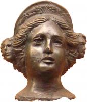 STE-4056 - Statuette : divinité tricéphalebronzeTPQ : 1 - TAQ : 250Statuette féminine dont la tête combine trois visages : une vue de face et deux visages surnuméraires, un de chaque côté.
