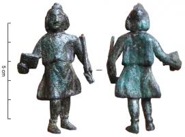 STE-4069 - Statuette : Génie ?bronzeJeune enfant (cheveux longs, corymbe) habillé d'une large tunique, serrée à la taille, présentant un objet carré dans la main droite (tablettes ? coffret ?) et une hampe au creux du bras gauche.