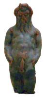 STE-4089 - Statuette : SilènebronzeSilène nu et bedonnant, les mains plaquées le long du cortps, ithyphallique; le visage, aux traits épais, est pourvu d'une barbe dont les longues mèches masquent entièrement le cou; deux petites cornes apparaissent au-dessus du front.
