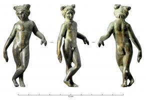 STE-4095 - Statuette : Apollon aux jambes croiséesbronze, plombTPQ : 1 - TAQ : 300Type classique d'Apollon debout, nu, la tête légèrement penchée à droite, déhanché; le bras gauche, parfois relevé, s'appuyait sur une colonne contre laquelle repose une lyre, tandis que la main droite repose du côté droit, tenant un plectre.