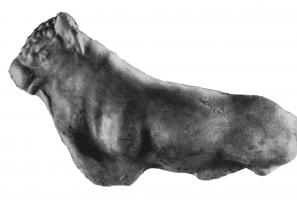 STE-4103 - Statuette zoomorphe : bovidéterre cuiteTPQ : 1 - TAQ : 300Taureau debout, les poils de la tête sont indiqués sous la forme de mèches courbes.