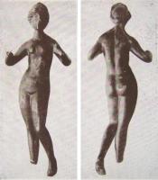 STE-4133 - Statuette : Aphrodite - Vénus aux bras en avantbronzeTPQ : -30 - TAQ : 300La déesse est nue, les cheveux divisées en deux masses régulières, attachées à l'arrière et surmontés d'un diadème; les bras sont écartés, les avant-bras légèrement relevés; fort déhanchement vers la droite, la jambe gauche légèrement repliée.