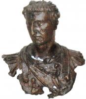 STE-4147 - Statuette : NervabronzeBuste de Nerva coupé aux épaules et sous la poirine, représentant un homme assez jeune, la tête légèrement tournée vers la gauche. Il porte une cuirasse à épaulères, sur le devant de laquelle, barré par un baudrier, apparaît un décor en relief.
