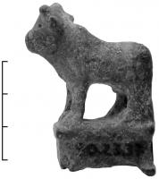 STE-4174 - Statuette zoomorphe : taureau sur soclebronzeStatuette en bronze présentant une figure de bovidé, coulée en même temps que son socle rectangulaire, posé sur quatre petits supports d'angles. Le bovidé est debout, la tête et le garrot sont massifs.