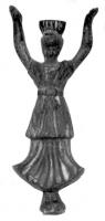 STE-4202 - Statuette : Niké - VictoirebronzeLa déesse, représentée debout, les pieds posés sur un petit globe, devait tenir dans ses mains tendues au dessus de sa tête un globe ou un disque. Type de vêtement ample, avec un ressaut bien marqué au niveau des genoux mais qui reste schématique et raide.