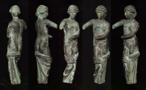 STE-4211 - Statuette : Aphrodite - Vénus à moitié nuebronzeDéesse sortant du bain, son vêtement  retombant sur les cuisses, la chevelure nouée en chignon, légèrement tournée vers la gauche; le bras droit est tendu vers l'avant tandis que la main gauche est ramenée sur la hanche droite.