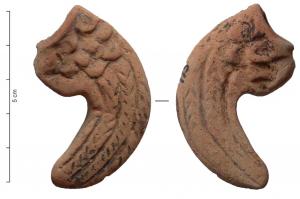 STE-4236 - Statuette de gallinacéterre cuiteTPQ : -30 - TAQ : 100Queue de gallinacé (poule ou coq) décrivant un arc de cercle marqué, au départ, de plumes superposées puis de simples traits longitudinaux avec des chevrons incisés.