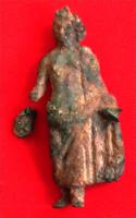 STE-4265 - Statuette : GéniebronzeFigurine masculine, représentant un homme jeune, torse nue, portant une couronne de feuilles et sur le corps un vêtement drapé descendant su bassin aux chevilles, présentant une patère de la main droite.