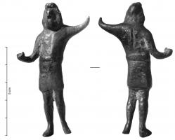STE-4273 - Statuette : Sucellus-SilvainbronzeLe dieu, figuré sous la forme d'un homme barbu, d'âge mûr, aux longs cheveux tombant sur les épaules; une main tient un vase, l'autre s'appuie sur un maillet à longue hampe.
On distinguera des variantes en fonction du vêtement (cf. infra.).