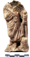 STE-4278 - Statuette : togatusterre cuiteStatuette masculine debout portant une toge. Il tient dans la main gauche un rouleau (volumen). La main droite est repliée sur le torse, elle tient la toge. 