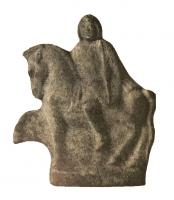 STE-4326 - Statuette : cavalier Celteterre cuiteFigurine représentant un cavalier Celte, cheval au pas, cavalier protégé par un bouclier ovale à umbo et spina, la tête tournée vers le spectateur.