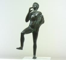 STE-4330 - Statuette : SatyrebronzeSatyre dansant et jouant de la flûte ; une nébride est jetée sur l'épaule gauche.