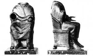 STE-4427 - Statuette: divinité assise bronzeTPQ : 1 - TAQ : 300Figurine d'une divinité assise, en tunique et manteau, dans un fauteuil d'osier tressé à trois pieds (production gallo-romaine). La main gauche tendait un objet disparu, le bras droit manque.