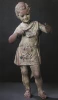 STE-4471 - Statue : enfantbronzeStatue d'un enfant debout, vêtu d'une tunique recouverte d'un manteau agrafé sur l'épaule, et de sandales ornées de feuilles de lierre. Sur le crâne, ornement rapporté composé d'un tresse ramenée vers l'avant.