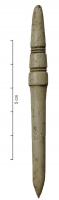 STY-4126 - Stylet à corps mouluréosTPQ : -30 - TAQ : 50Instrument à écrire en os, caractérisé par une partie lisse, avec une pointe très courte, et au-dessus, d'un corps orné de moulures transversales.