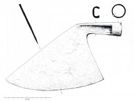 TCH-4002 - Couteau tranchoirferTPQ : 1 - TAQ : 400Couteau massif dont le dos est très fortement plongeant et la lame convexe. Présence d'une douille partiellement ouverte et d'un clou de fixation.