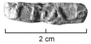 TES-4050 - Tessère rectangulaire : IRA / ..AplombTPQ : 1 - TAQ : 400Fragment de plomb de forme rectangulaire, écrasé par l'apposition d'une marque estampée sur les deux faces, sans cartouche : IRA  / ..A ; perforation transversale.