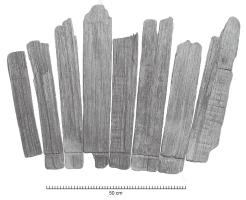 TON-4001 - TonneauboisVase composé de douelles en bois (planches aux côtés légèrement arquées) assemblées autour de deux fonds circulaires et retenus par des cerclages en bois  ou (plus tard) en fer.