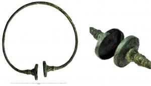TRQ-3019 - Torque à tamponsbronzeTPQ : -450 - TAQ : -50Torque à tampons discoïdes précédés de moulures parfois ornées d'un décor plastique ; jonc de diamètre constant.